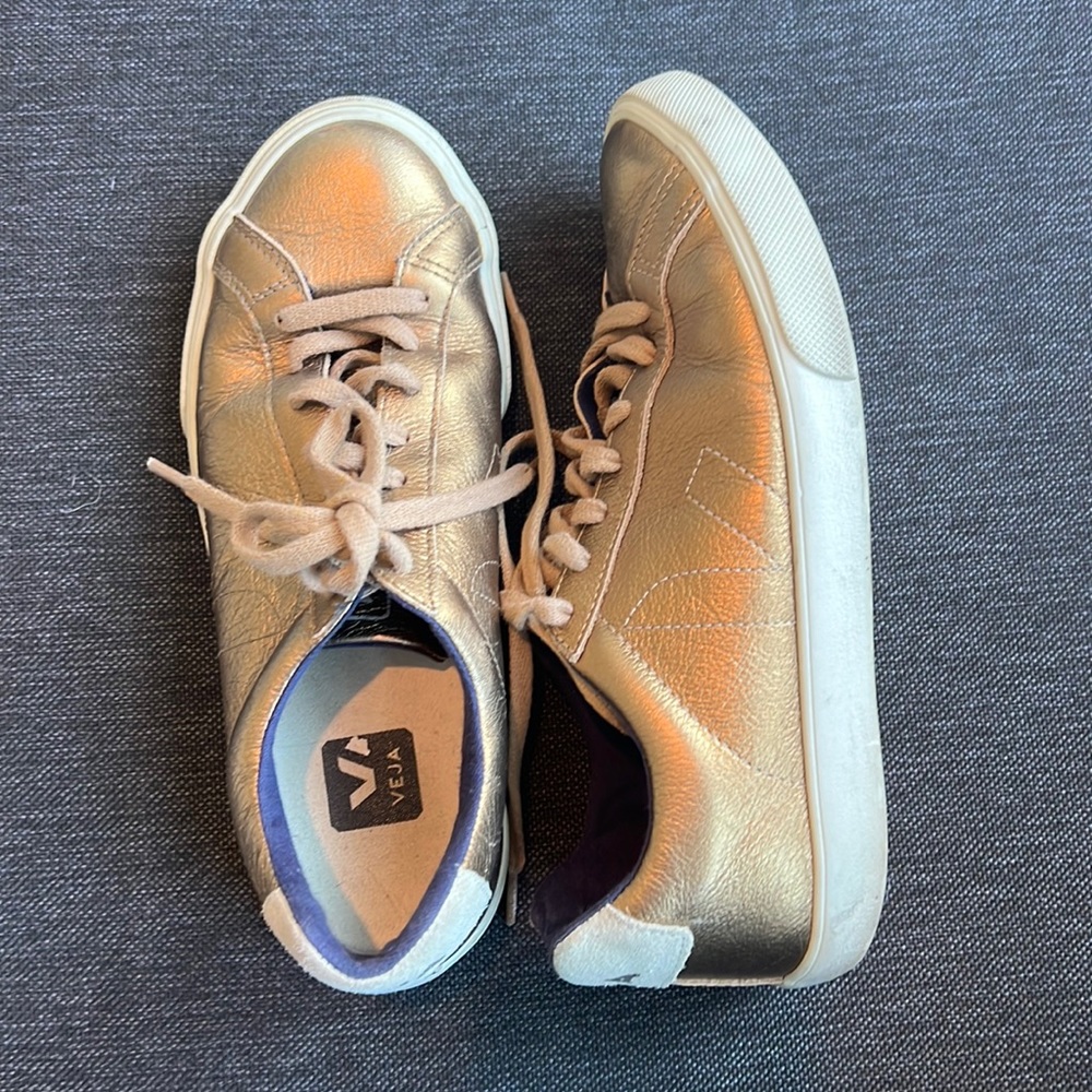 Size 8 veja in bronze. Good condition!